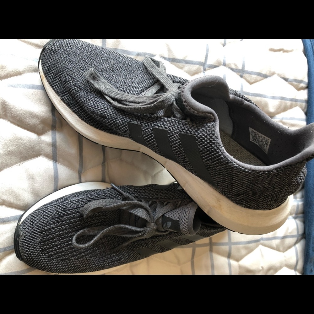 Men’s sz 11 Adidas tennis shoes